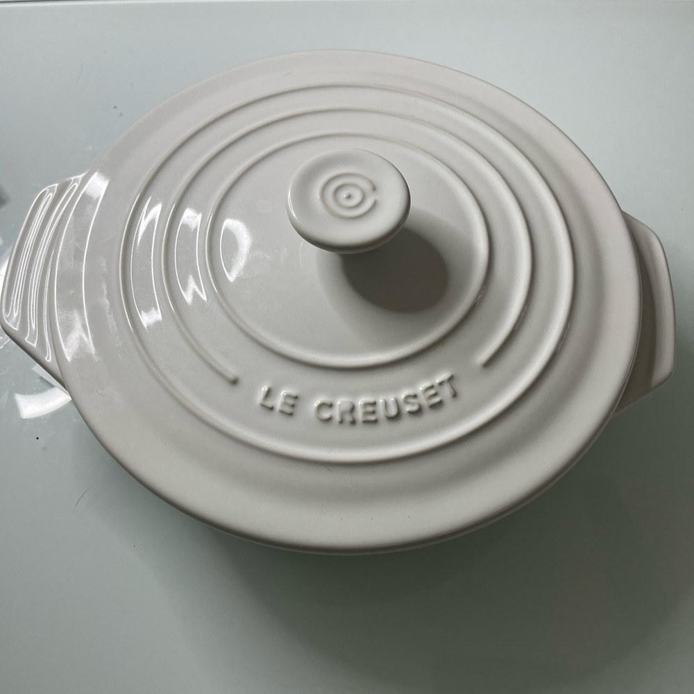 LE CREUSET Round Covered Baker, White, Rare!! EUC